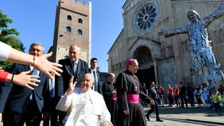 Na direita da foto, a estátua de Cristo que irá a Jerusalém