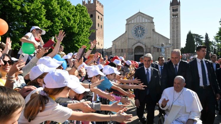 Ferenc pápa gyerekekkel veronai látogatása során 