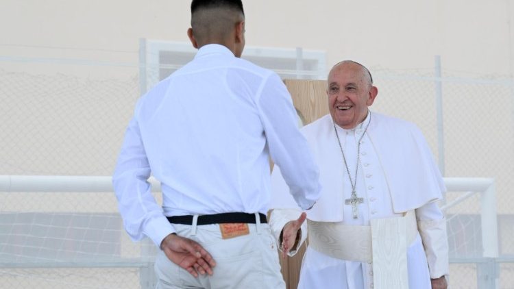 El Papa saluda al joven recluso que le dirigió una saludo en nombre de todos los prisioneros.