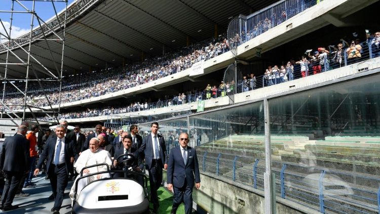 Na veronském stadionu mezi dvaatřiceti tisíci věřících