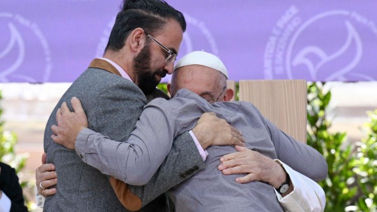 O abraço entre israelense, palestino e o Papa