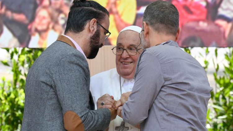 Papa Francisco em Verona com Maoz Inon (à direita) e Aziz Abu Sarah