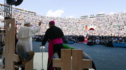 Papež ve veronské aréně: Nebuďme diváky takzvaně nevyhnutelné války