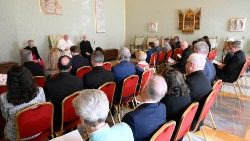 Papež Frančišek je v ponedeljek, 20. maja 2024, sprejel v dvorani papežev v Vatikanu v avdienco 27 voditeljev in članov upravnega odbora Univerze Loyola v Chicagu v ZDA.