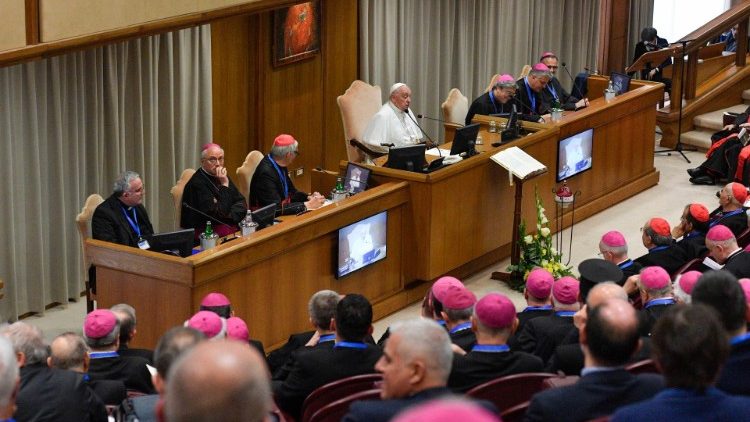 папата на срещата с италианските епископи