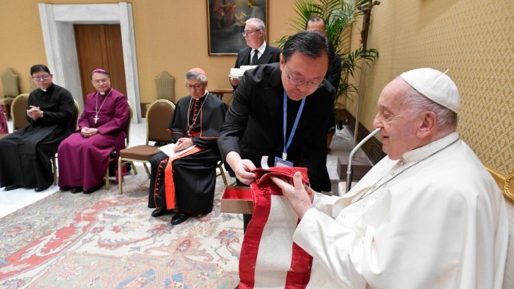 Papa Franjo s članovima protestantske ekumenske organizacije Hong Kong Christian Council; Vatikan, 22. svibnja 2024.