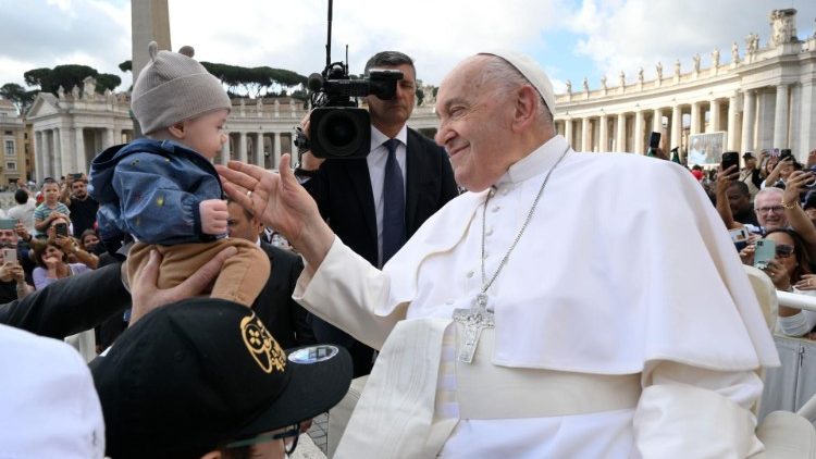 Il Papa mentre si sofferma con un bambino