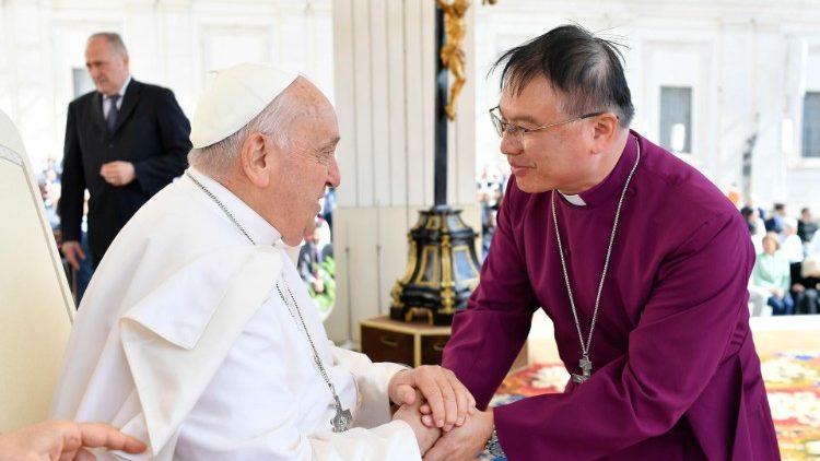 A member of the delegation from the Hong Kong Christian Council greets the Pope during the General Audience