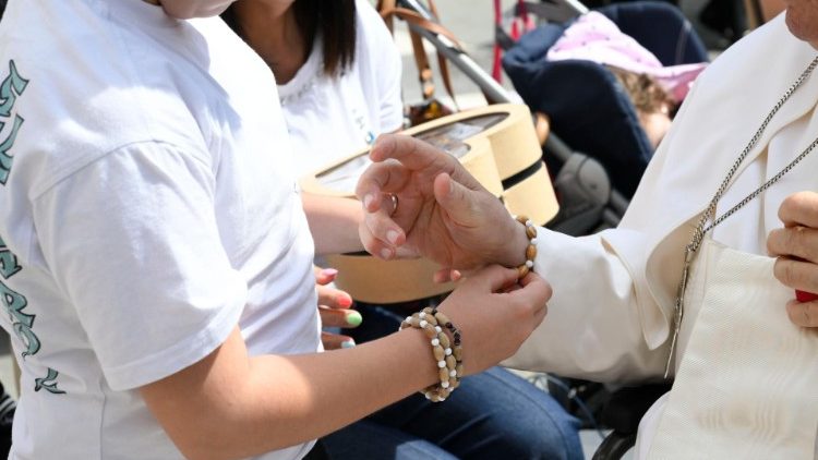 Il braccialetto donato al Papa