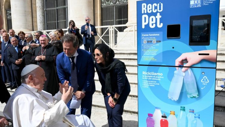 La delegazione di Corepla ha portato in piazza San Pietro il macchinario che verrà allestito ai Musei Vaticani per il recupero delle bottigliette vuote