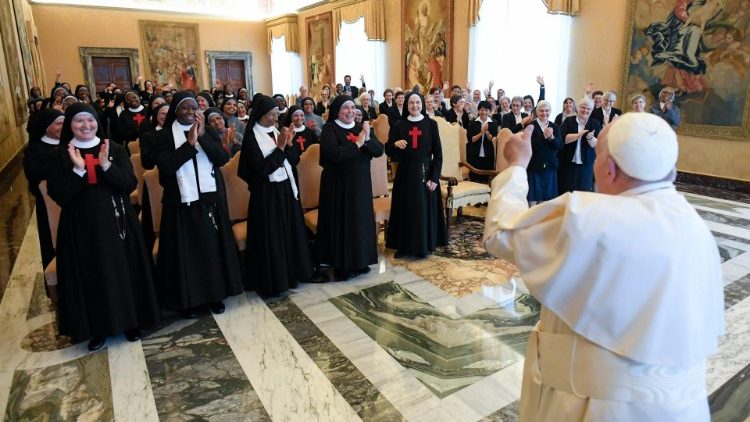 O Papa recebeu as capitulares de duas Congregações femininas: as Irmãs Hospitaleiras e as Filhas de São Camilo.