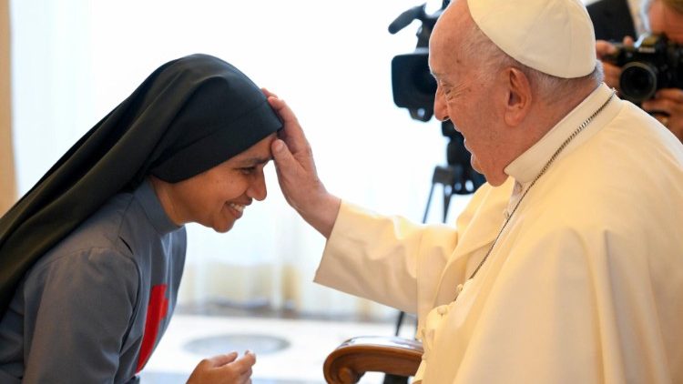 教宗接见耶稣圣心护理病人修女会和圣嘉禄孝女会出席修会大会的代表们