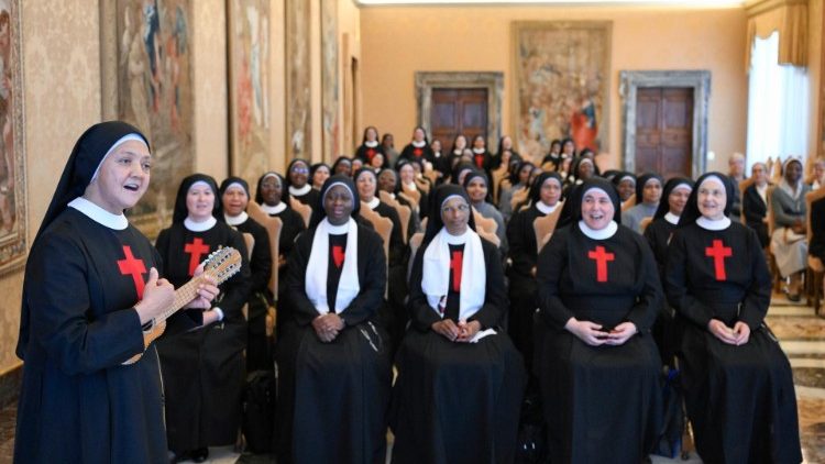 Le partecipanti ai Capitoli Generali delle Suore Ospedaliere e Figlie di San Camillo intonano un canto per il Papa