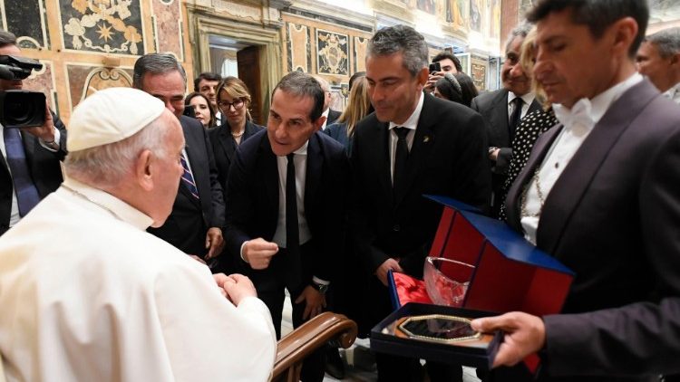 El Papa saluda a los miembros de AEXPI