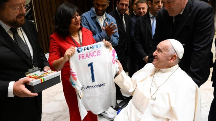 Papa Franjo predsjeda završnom sesijom prvog međunarodnog susreta o razumu u Vatikanu