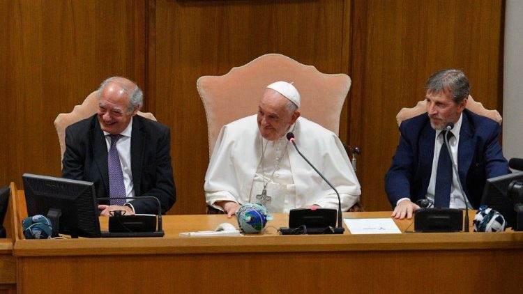 Encuentro del Santo Padre con los participantes en el primer "Encuentro Internacional del Sentido", organizado por Scholas Occurrentes, 23 de mayo de 2024. (Vatican Media)