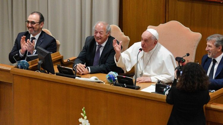 Encuentro del Santo Padre con los participantes en el primer "Encuentro Internacional del Sentido", organizado por Scholas Occurrentes, 23 de mayo de 2024. (Vatican Media)