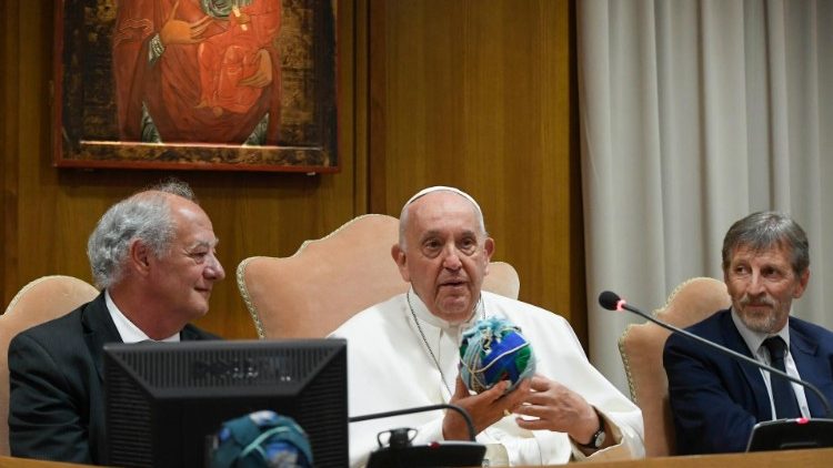 Papa Franjo s krpenom loptom u rudi na završetku Međunarodnoga susreta 'Sveučilišta smisla' koji je organizirao pokret Scholas Occurrentes