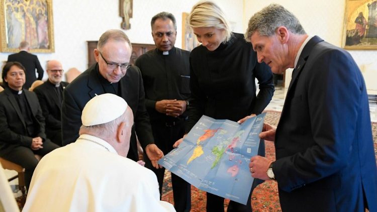 Il Papa mentre si intrattiene con alcuni membri della Commissione Internazionale dell’Apostolato Educativo della Compagnia di Gesù 