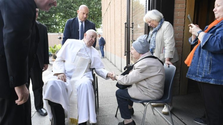 Il Papa saluta una donna anziana
