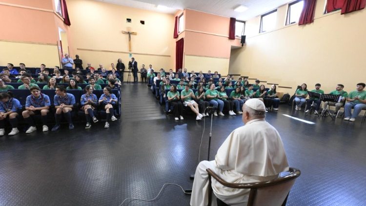 Segundo encuentro de la "Escuela de Oración" en preparación al Jubileo de 2025, el 24 de mayo de 2024 en la parroquia de santa Bernardita Soubirous, en Roma. (Vatican Media)