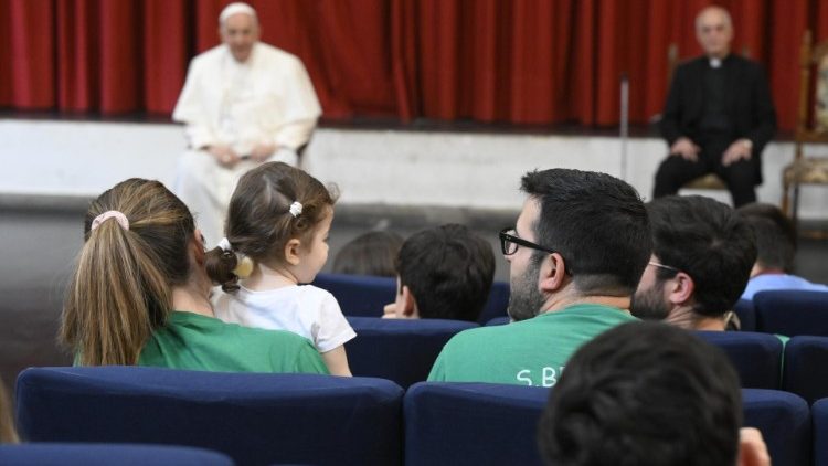 Segundo encuentro de la "Escuela de Oración" en preparación al Jubileo de 2025, el 24 de mayo de 2024 en la parroquia de santa Bernardita Soubirous, en Roma. (Vatican Media)