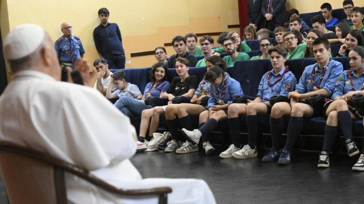 Papež hovoří s mladými lidmi v římské farnosti v rámci Školy modlitby