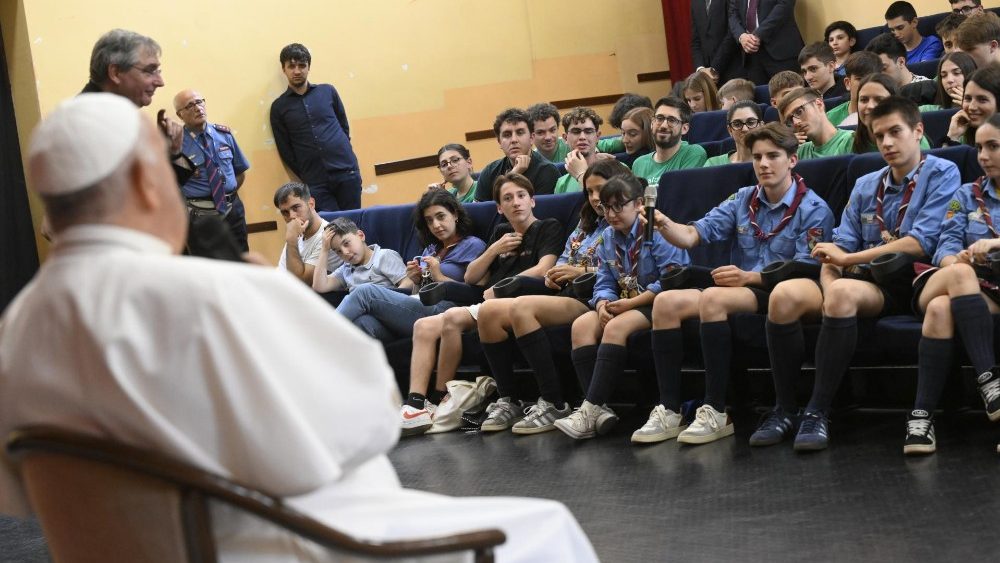 Papa Francesco durante la "Scuola di preghiera" con i giovani nella parrocchia di Santa Bernadette