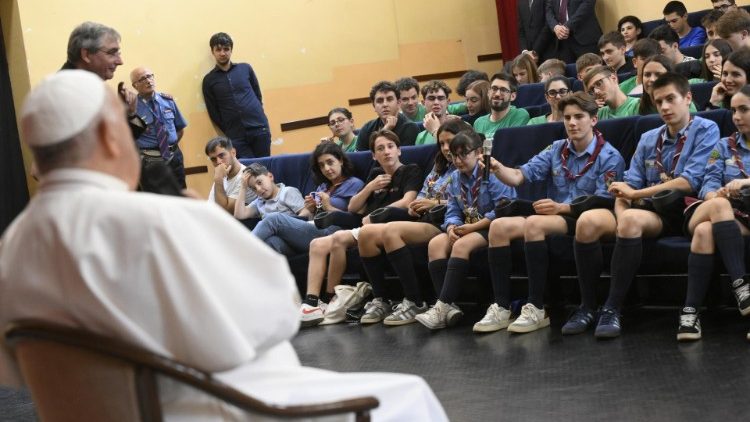 教宗與青少年在祈禱的學校會晤中交談