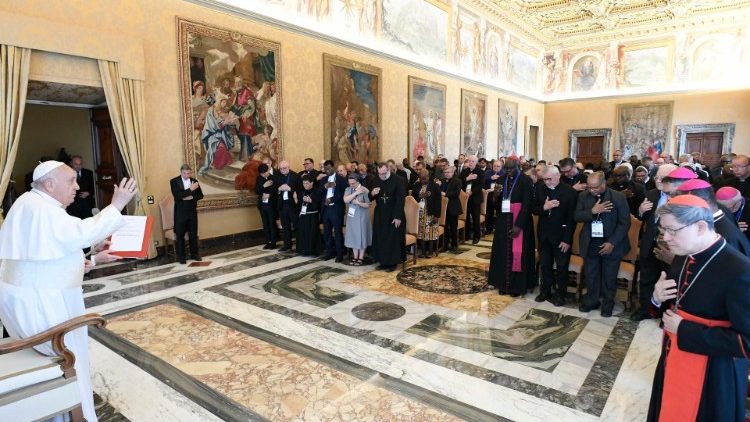 La benedizione di Papa Francesco durante l'icontro con i direttori nazionali delle Pontificie Opere MIssionarie