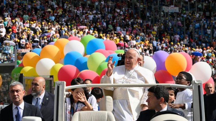 El Papa escuchando el grito alegre de los niños en el Olímpico de Roma        