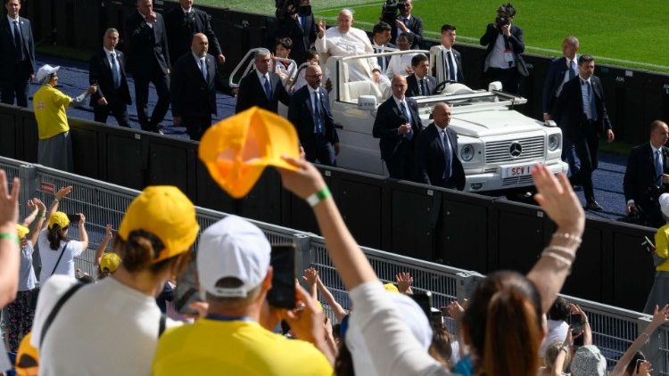Francisco chegando ao Estádio Olímpico de Papamóvel