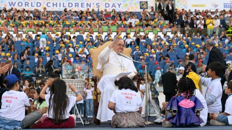 Francisco com as crianças no Estádio Olímpico de Roma