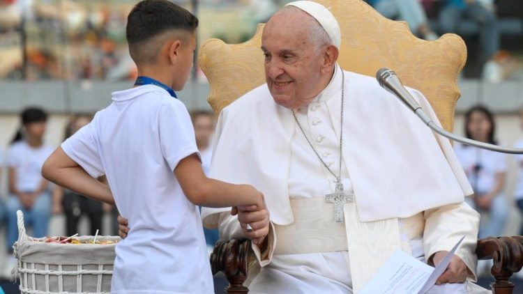 O Papa com as crianças na I Jornada Mundial das Crianças 