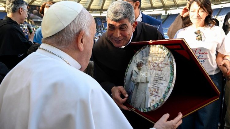 Papa recebendo presentes na Jornada Mundial das Crianças