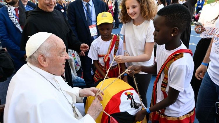 Papa recebendo presentes na Jornada Mundial das Crianças