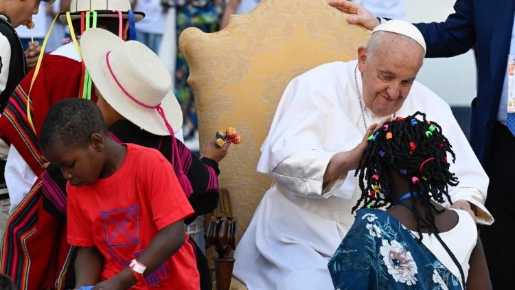 O Papa com as crianças na I Jornada Mundial das Crianças 