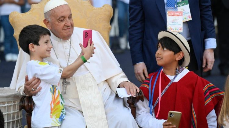 El abrazo de los niños al Papa Francisco 