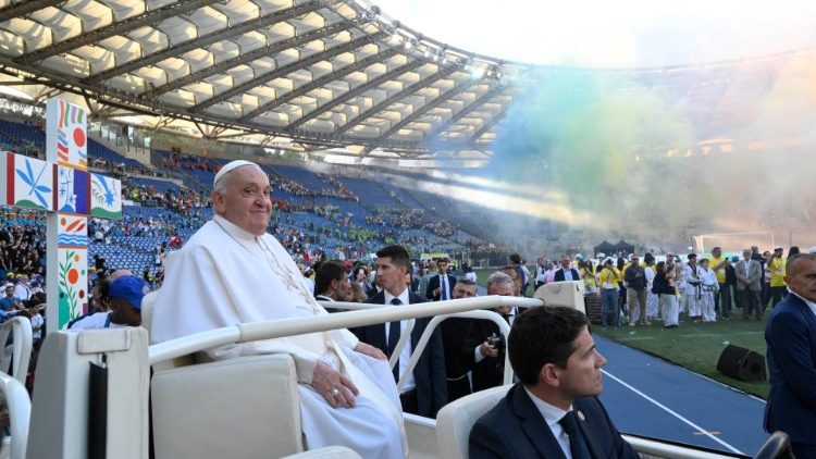 El saludo del Papa desde el papamóvil      