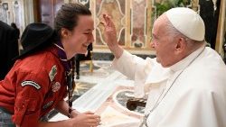 Papa Franjo blagoslivlja jednu djevojku tijekom audijencije u Vatikanu