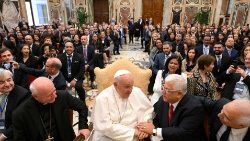 – Papež Frančišek je v soboto, 25. maja 2024, sprejel v avdienco v dvorani Klementini okoli 300 udeležencev mednarodnega srečanja, ki ga je organiziralo združenje »Somos Community Care«.