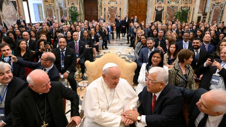 Papa Franjo sa sudionicima međunarodnoga susreta udruge "Somos Community Care"