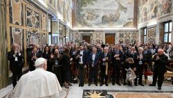 البابا فرنسيس يستقبل المشاركين في لقاء دولي تنظمه " SOMOS Community Care" ويسلط الضوء على رسالة طبيب الأسرة