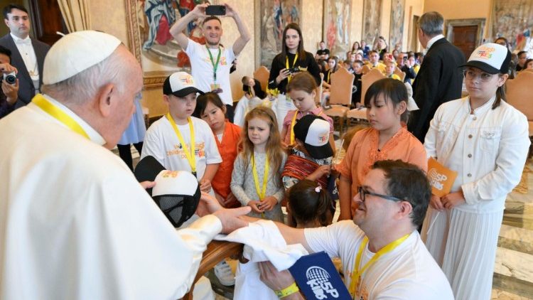 Il papa con padre Schmidt e alcuni dei bambini presenti all'icontro