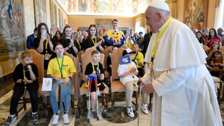Un momento dell'icontro del Papa con i bambini