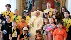 教皇フランシスコと各国の子どもたち　2024年5月25日　バチカン宮殿
