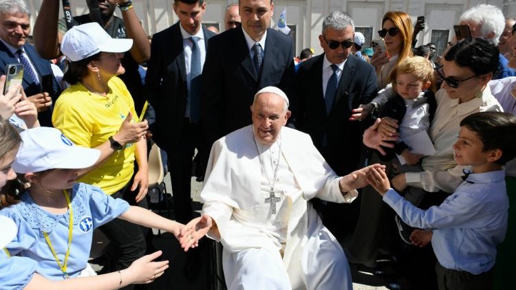 Papež pozdravlja 