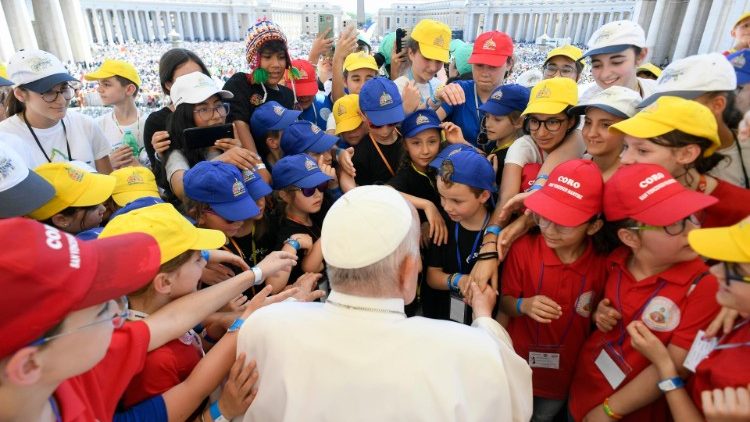 Papež pozdravlja otroke