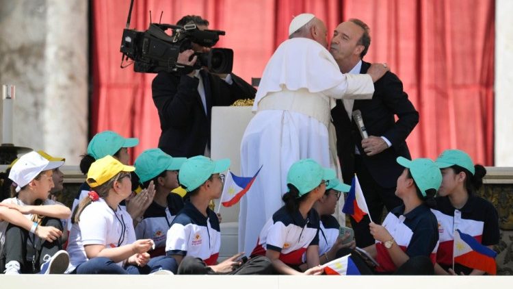 Roberto Benigni abraza al Papa Francisco