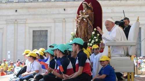 Francisco às crianças: "O Espírito Santo nos acompanha na vida"